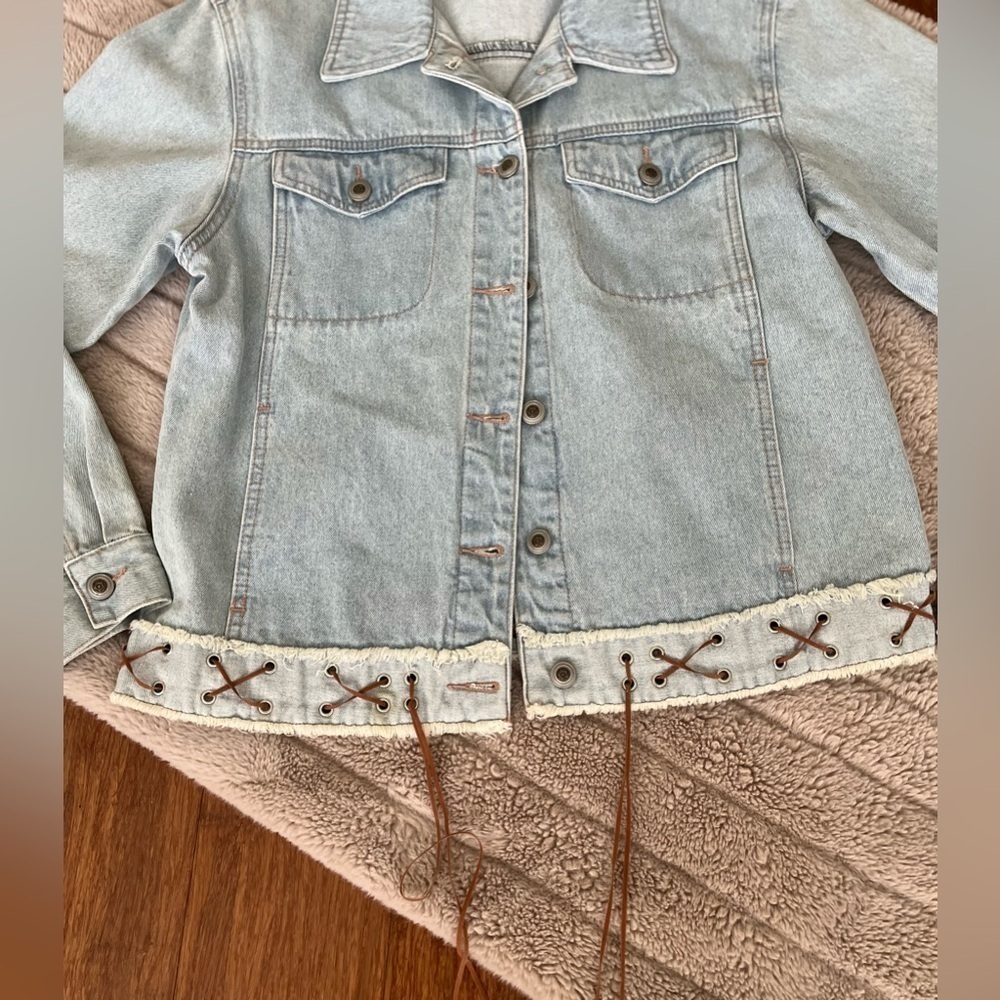 Vintage Y2K Denim Jacket Lt Wash Boho Suede Leather Trim and Tassles SZ M - Picture 4 of 7